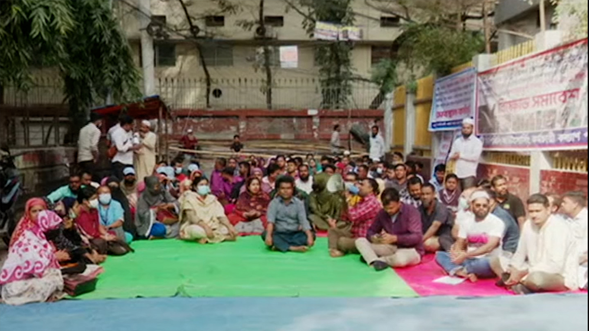 ঠিকাদার প্রথা বাতিলসহ একাধিক দাবিতে আউটসোর্সিং কর্মীদের অবস্থান কর্মসূচি