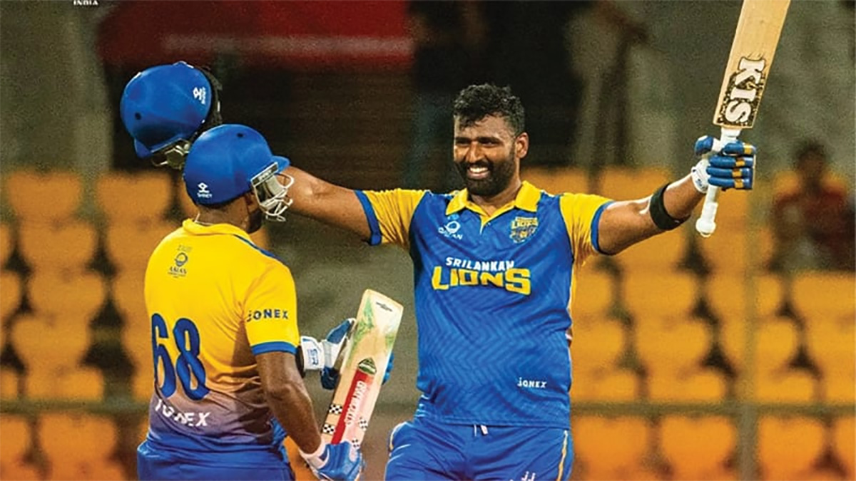 দুবার ওভারে ছয় ছক্কা হাঁকিয়ে নতুন রেকর্ড পেরেরার