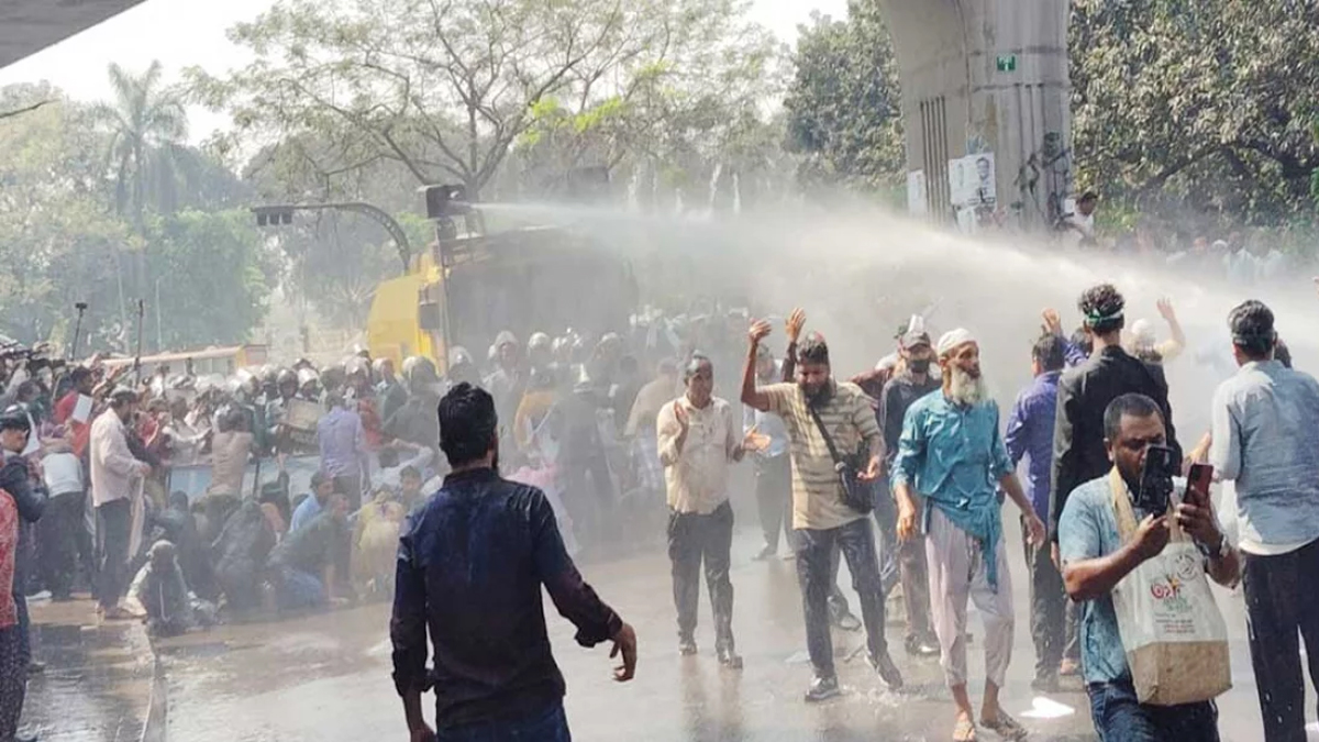 যমুনায় যাওয়ার চেষ্টা বেসরকারি প্রাথমিক বিদ্যালয় শিক্ষকদের, পুলিশের লাঠিচার্জ-জলকামান