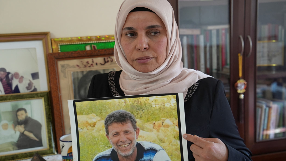 ৪৪ বছর পর জেল থেকে বের হয়ে স্ত্রীকে দ্বিতীয়বার বিয়ের আংটি পাঠালেন ফিলিস্তিনি