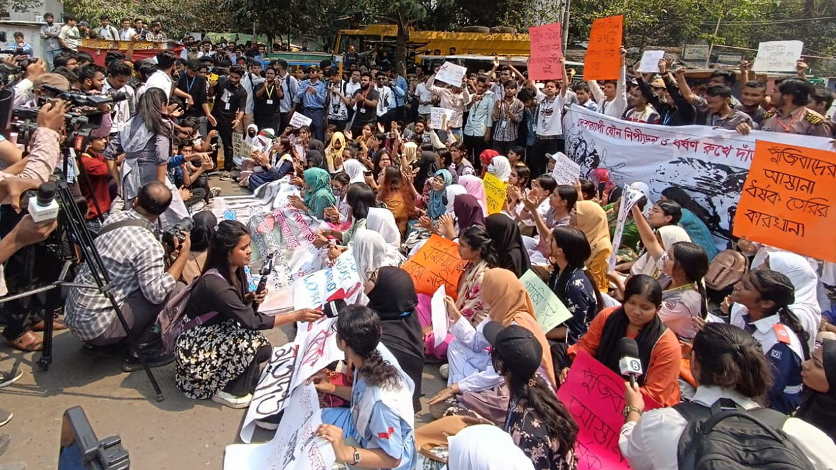 ধর্ষকের সর্বোচ্চ শাস্তি নিশ্চিতের দাবিতে শাহবাগে ৩০ কলেজের শিক্ষার্থীরা