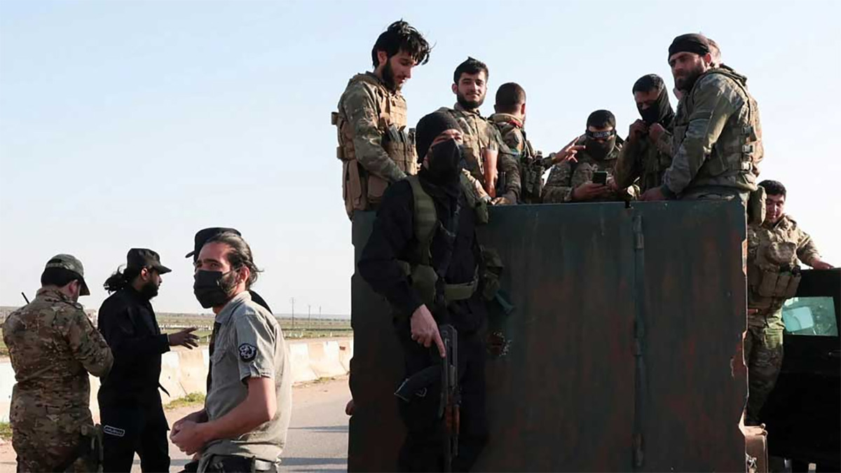 সিরিয়ায় সামরিক বাহিনী ও আসাদপন্থীদের লড়াইয়ে নিহতের সংখ্যা ছাড়িয়েছে হাজারে