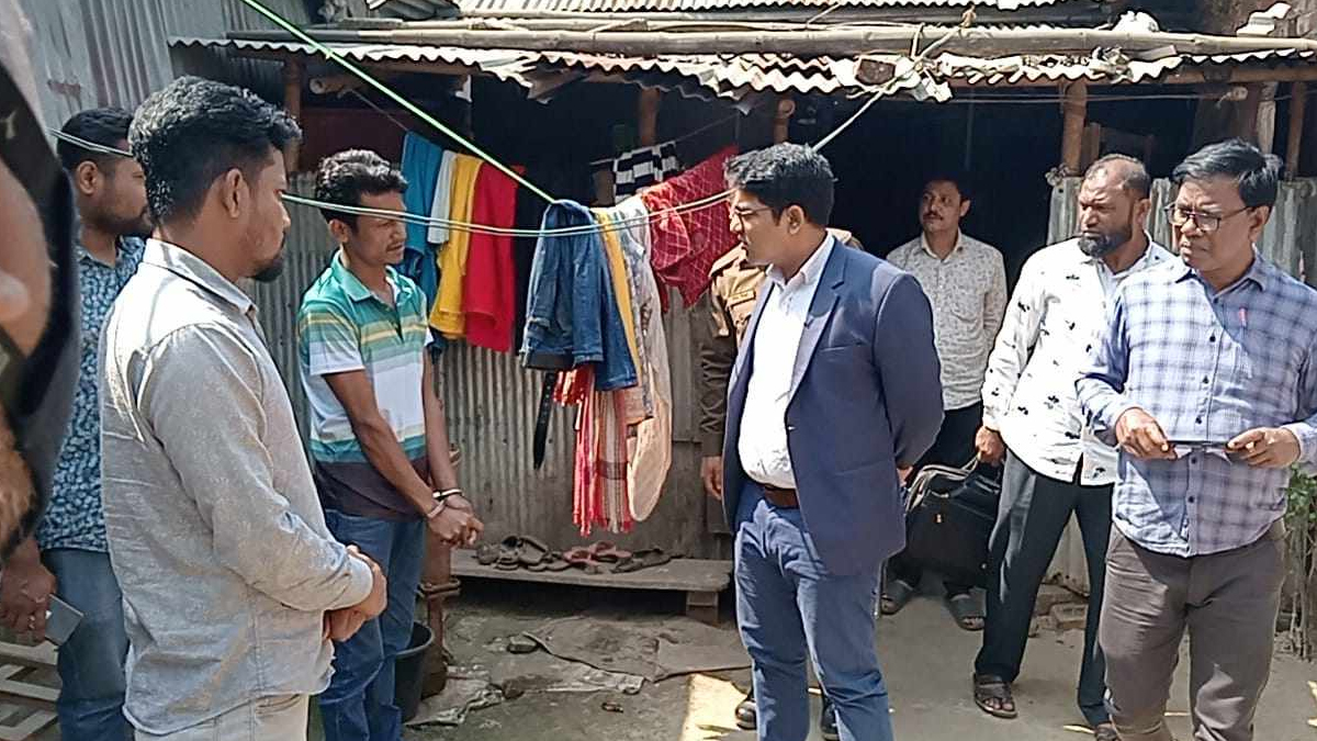 ঠাকুরগাঁওয়ে হ্যান্ডকাপ পরা অবস্থায় মাদক ব্যবসায়ী ছিনতাই