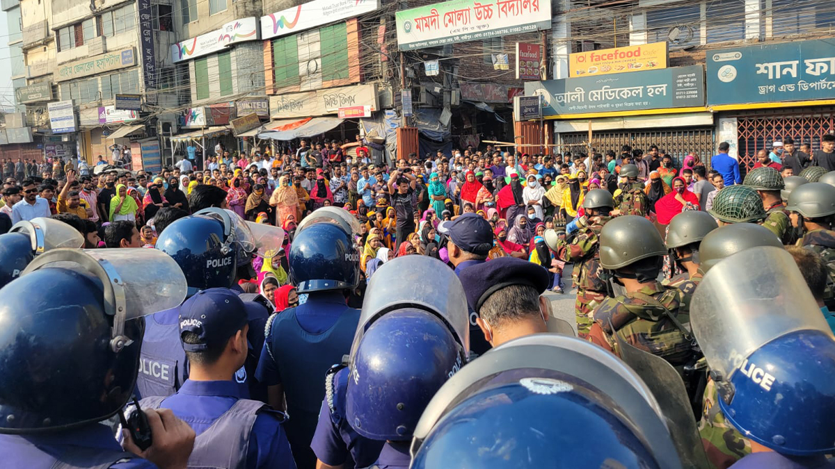 টঙ্গীতে দেড়ঘণ্টা মহাসড়ক অবরোধ করে শ্রমিকদের বিক্ষোভ
