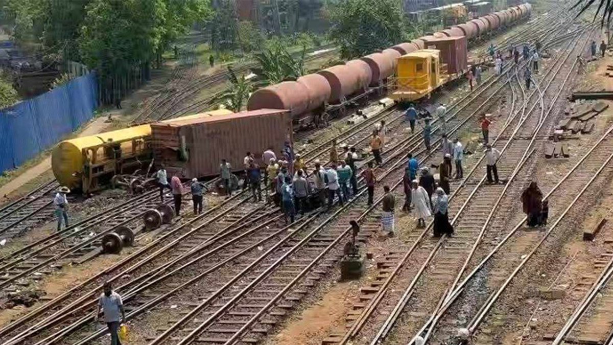 কমলাপুর স্টেশনে কনটেইনার ট্রেন লাইনচ্যুত