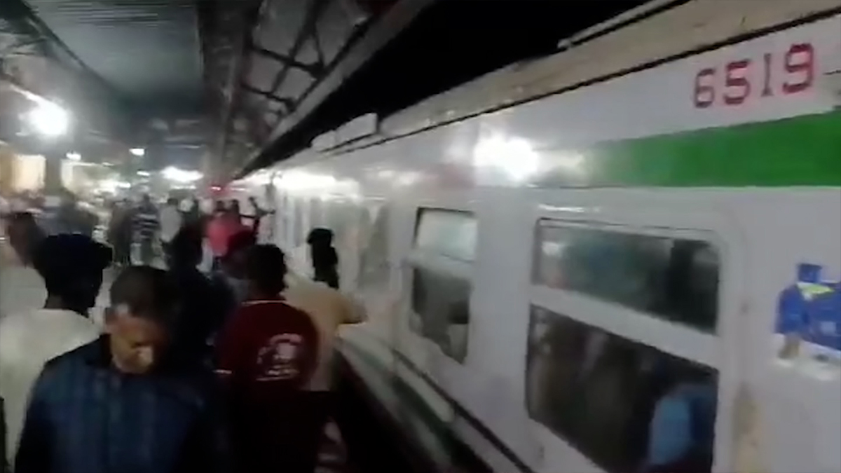 ব্রাহ্মণবাড়িয়ায় লাইনচ্যুত রেলের বগি উদ্ধার