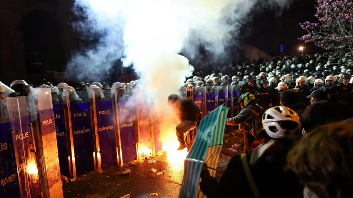 ইমামোগলুর গ্রেফতারের প্রতিবাদে সংঘাত-সহিংসতায় উত্তাল তুরস্কের রাজপথ