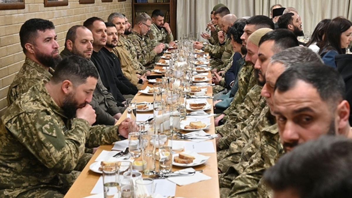 মুসলিম সেনাদের সাথে ইফতার জেলেনস্কির