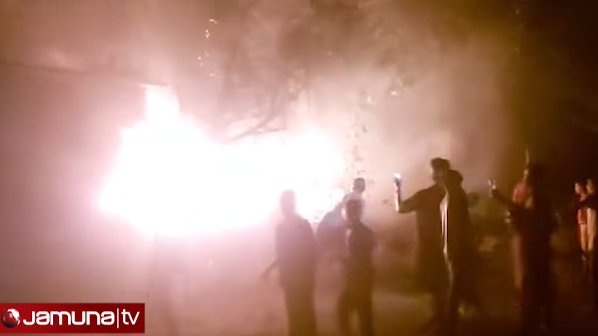 মাগুরায় শিশু ধর্ষণে অভিযুক্তের বাড়িতে বিক্ষুব্ধ জনতার আগুন