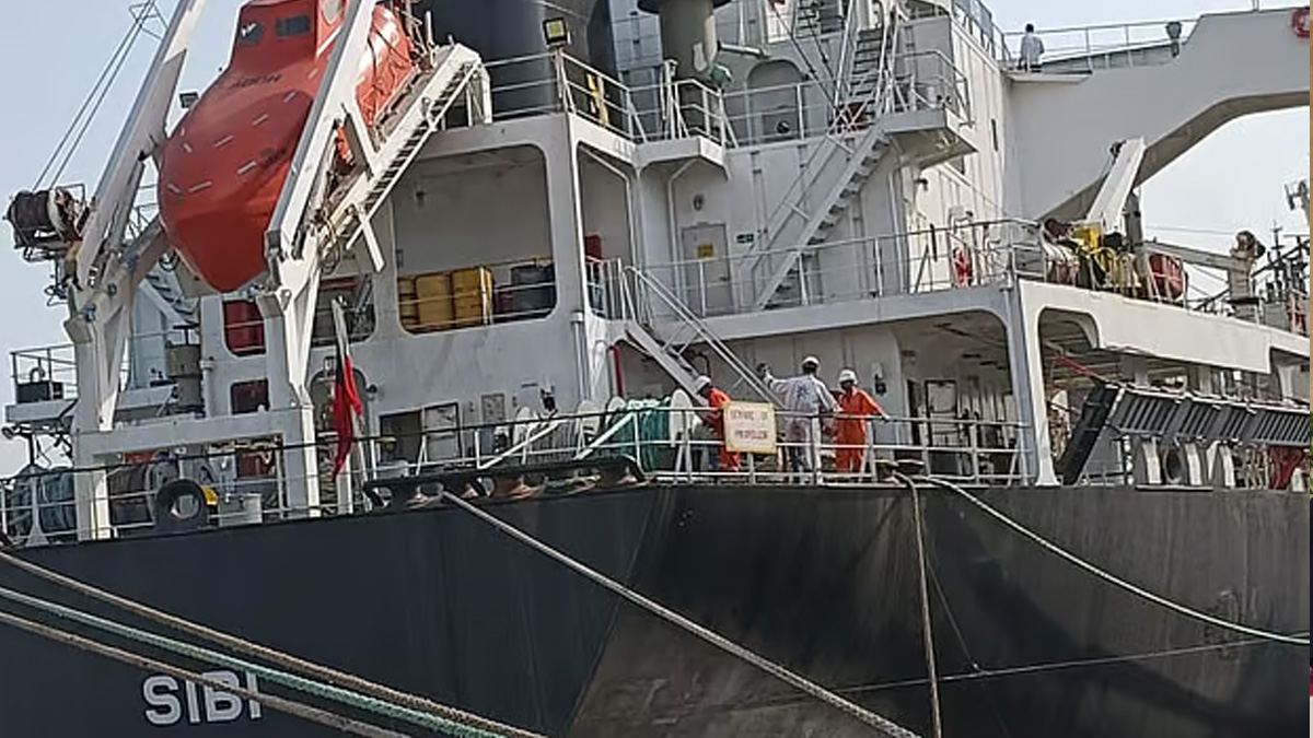 চাল নিয়ে চট্টগ্রাম বন্দরে ভিড়েছে পাকিস্তানি জাহাজ