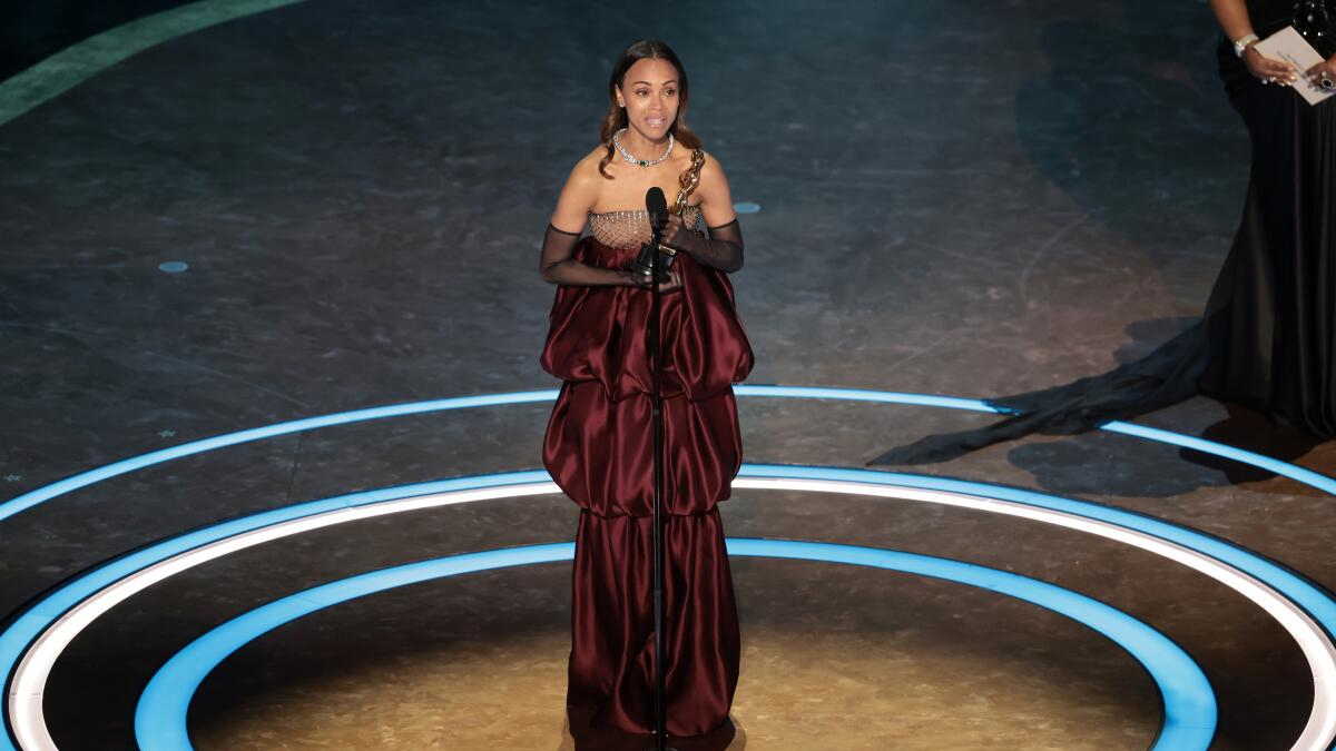 অস্কারে সেরা পার্শ্ব অভিনেত্রীর পুরস্কার পেয়েছেন জো সালদানা