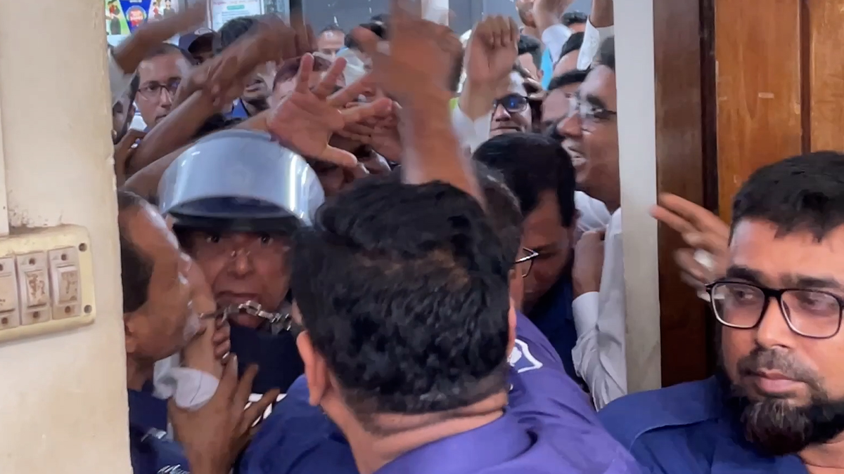 নারায়ণগঞ্জে আনিসুল হককে কিল-ঘুষি, দৌড়ে রক্ষা পেলেন গণধোলাই থেকে