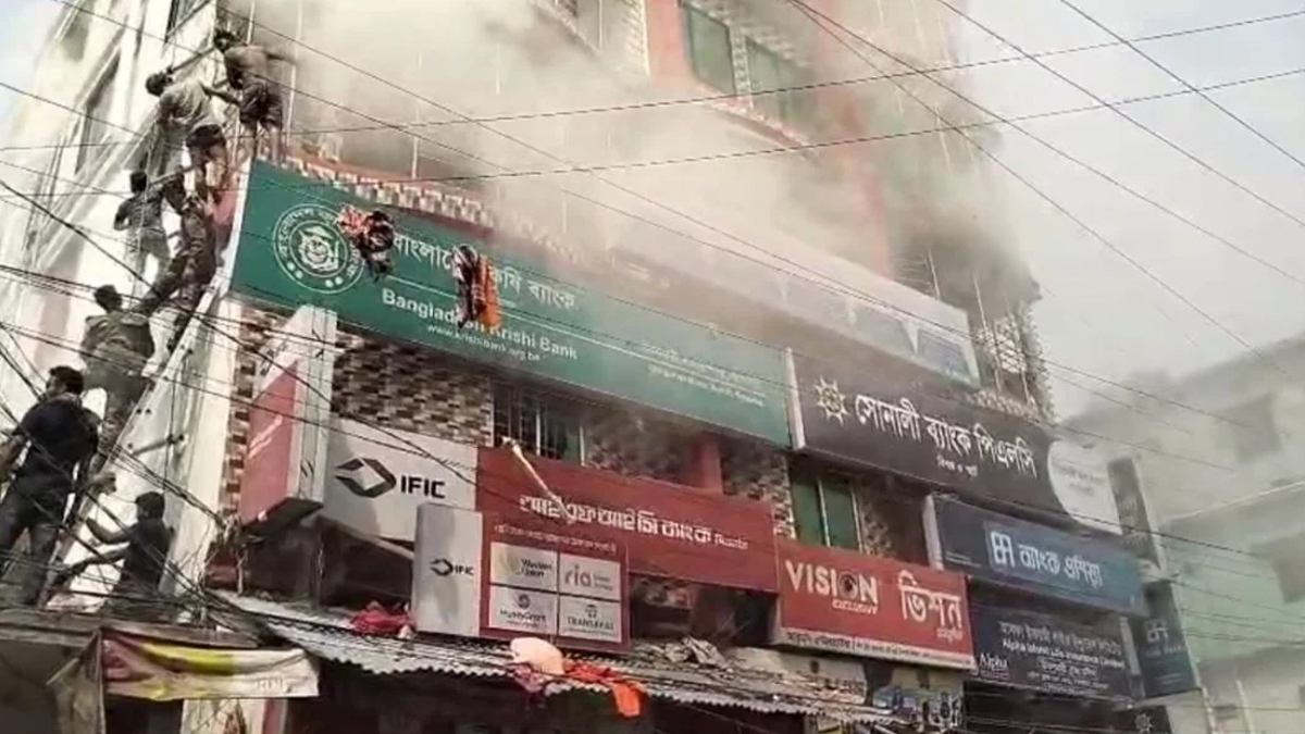 বাগেরহাটে বাণিজ্যিক ভবনে আগুন, নারীর মৃত্যু
