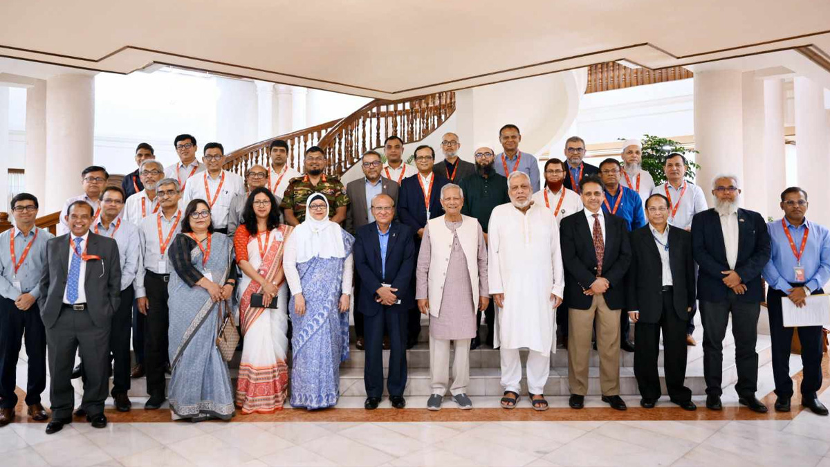 নির্বিঘ্ন ঈদ উপহার দেয়ায় কর্মকর্তাদের ধন্যবাদ প্রধান উপদেষ্টার