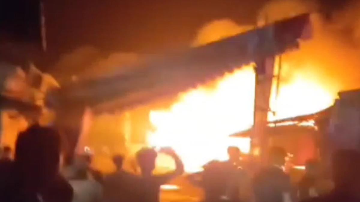 গভীর রাতে চাঁদপুরে পুড়েছে ১১ ব্যবসা প্রতিষ্ঠান