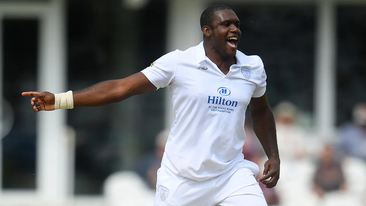 এক বছরের নিষেধাজ্ঞা ইংলিশ পেসারের