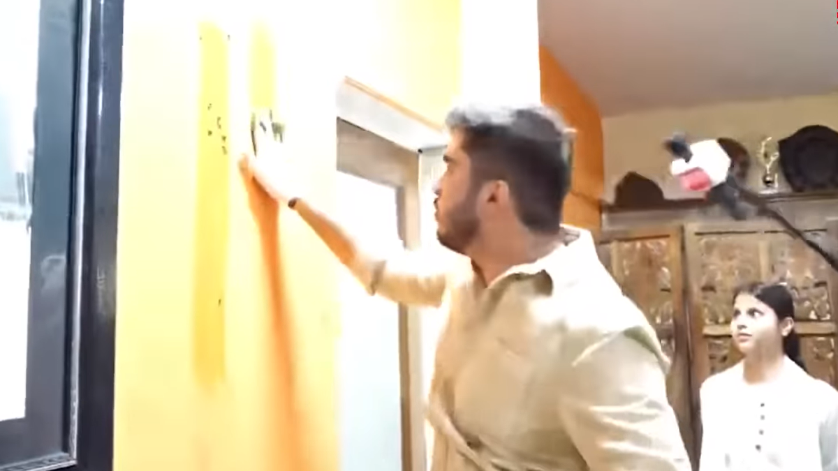 দিল্লিতে প্রিন্সিপালের রুমে গোবর লেপ্টে দিলো ক্ষুব্ধ শিক্ষার্থীরা