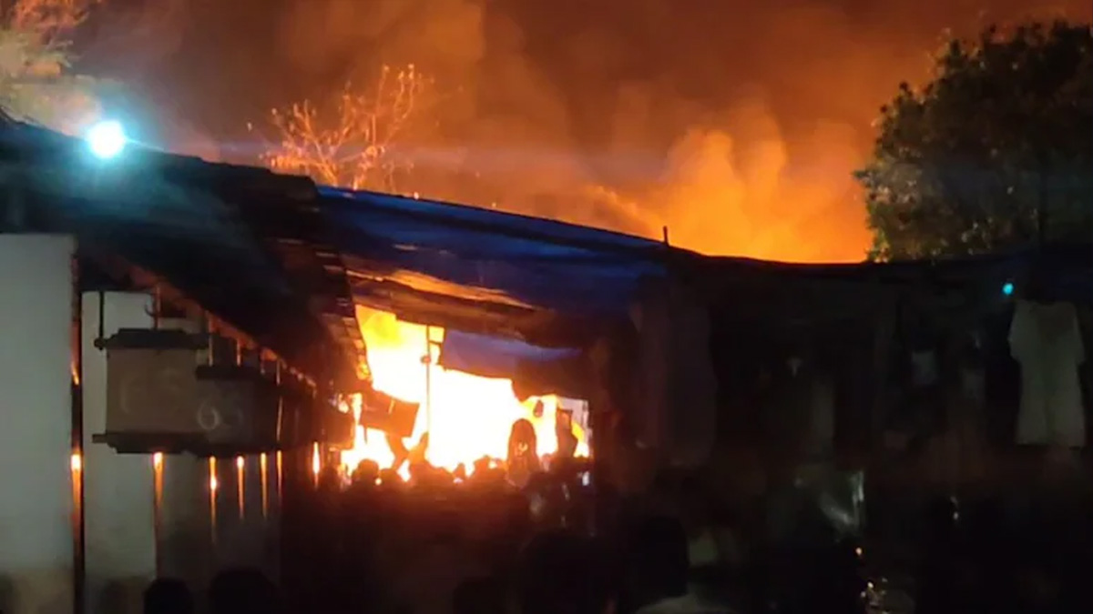 দিল্লিতে আগুন, অন্তত ২৫টি দোকান পুড়ে ছাই