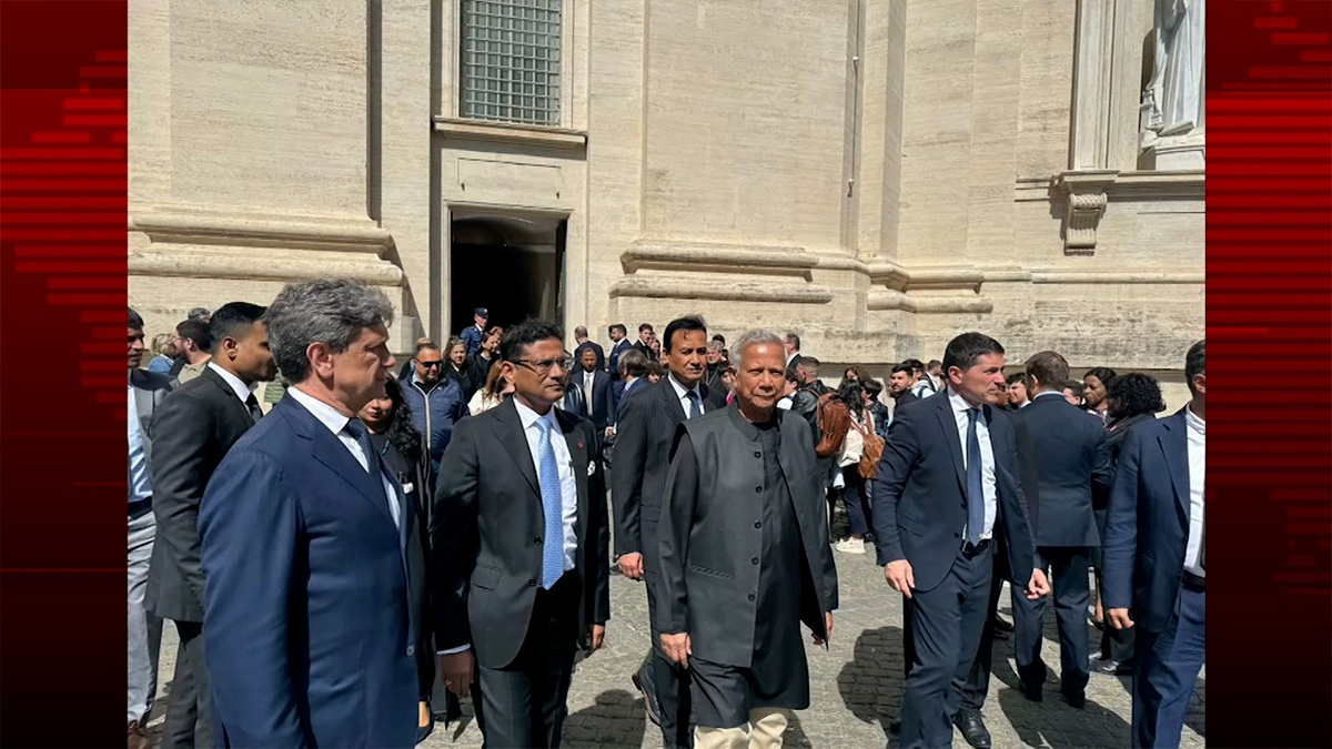 পোপ ফ্রান্সিসের শেষকৃত্যানুষ্ঠানে শ্রদ্ধা নিবেদন করেছেন প্রধান উপদেষ্টা