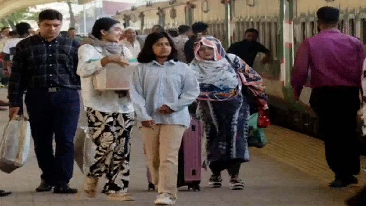 ঈদের তৃতীয় দিনেও কমলাপুরে ঘরমুখো মানুষের ভিড়