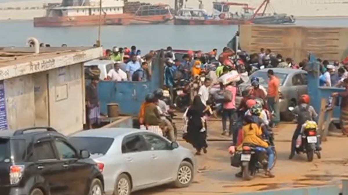 ভোগান্তি ছাড়াই ফিরছে মানুষ, দৌলতদিয়ায় বাড়ছে যাত্রী ও যানবাহনের চাপ