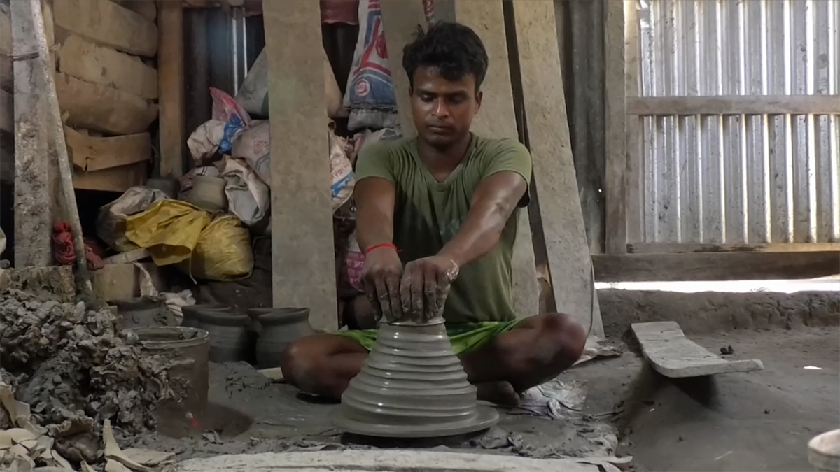 বৈশাখী মেলা সামনে রেখে ব্যস্ত মৃৎশিল্পীরা