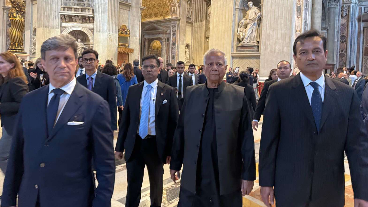 পোপ ফ্রান্সিসের মরদেহে শ্রদ্ধা জানালেন প্রধান উপদেষ্টা