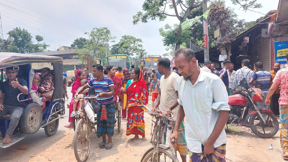 সাতক্ষীরায় বাস চাপায় মা-ছেলে নিহত