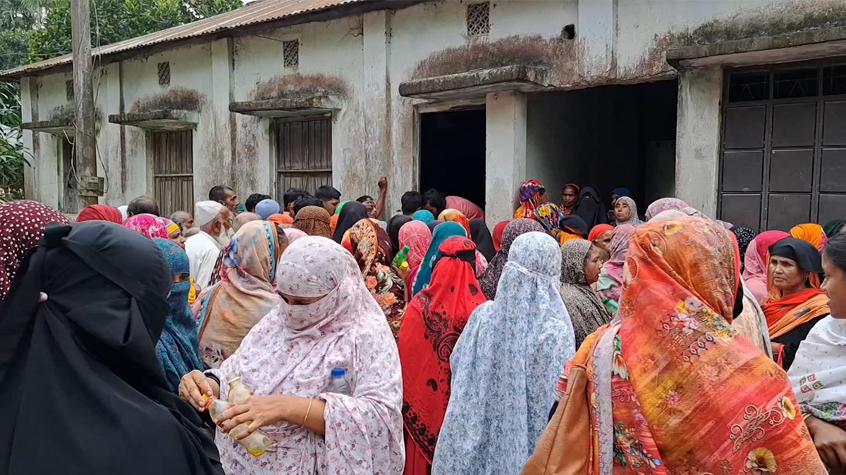 শেরপুরে ৪ বছরের শিশুর পড়া তেল-পানি নিতে ভিড়, কুসংস্কার জেনেও ছুটছে অনেকে