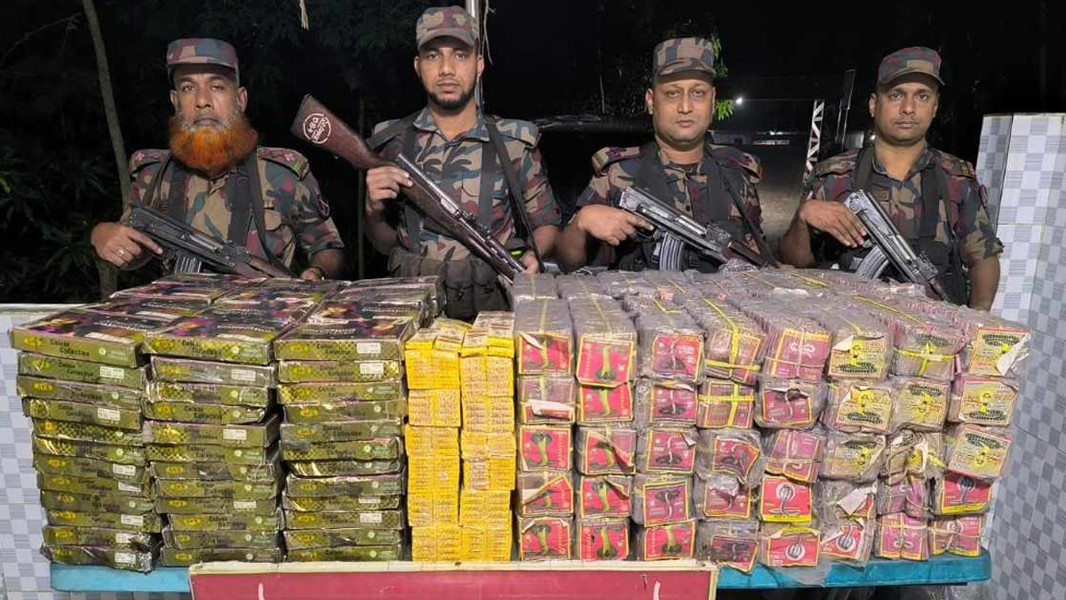 কুমিল্লায় বিপুল পরিমাণ ভারতীয় আতশবাজি জব্দ