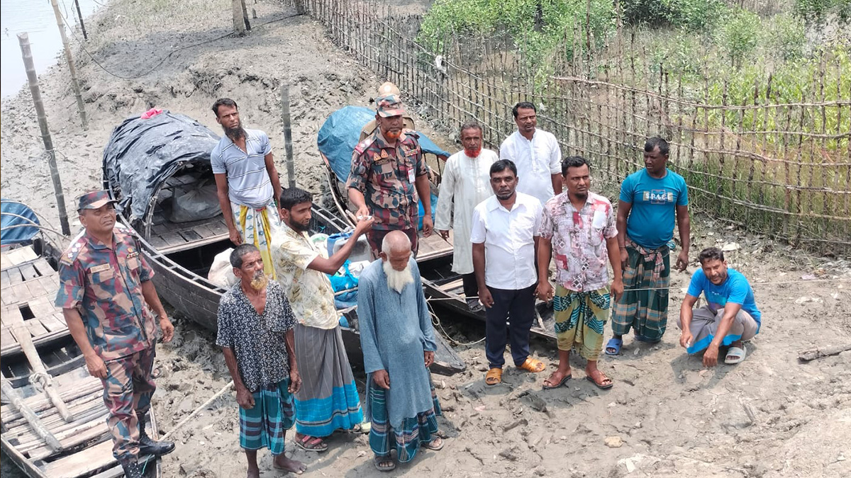 ছিনিয়ে নেয়া তিন নৌকা ফিরিয়ে দিল বিএসএফ