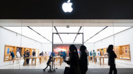 ট্রাম্পের শুল্ক নীতি: আমেরিকান ভোক্তাদের জন্য আইফোনের দাম হতে পারে ৩৫০০ ডলার