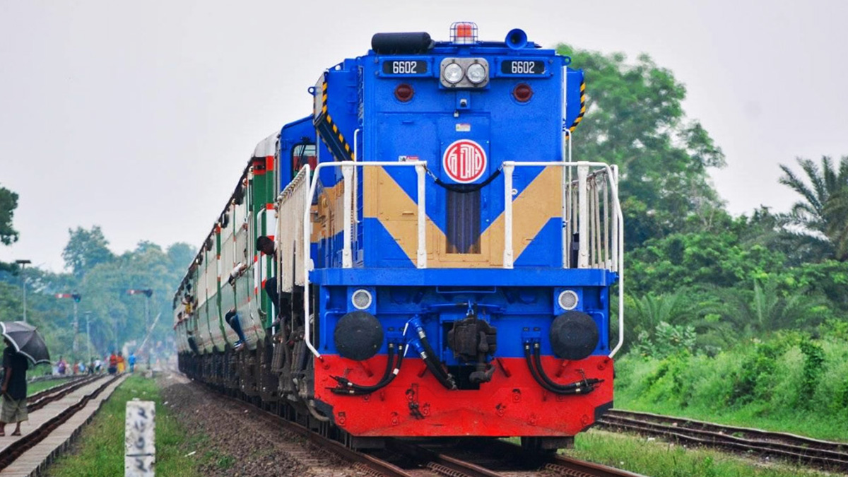 ঈদযাত্রার বিশেষ ট্রেন চলাচল শুরু