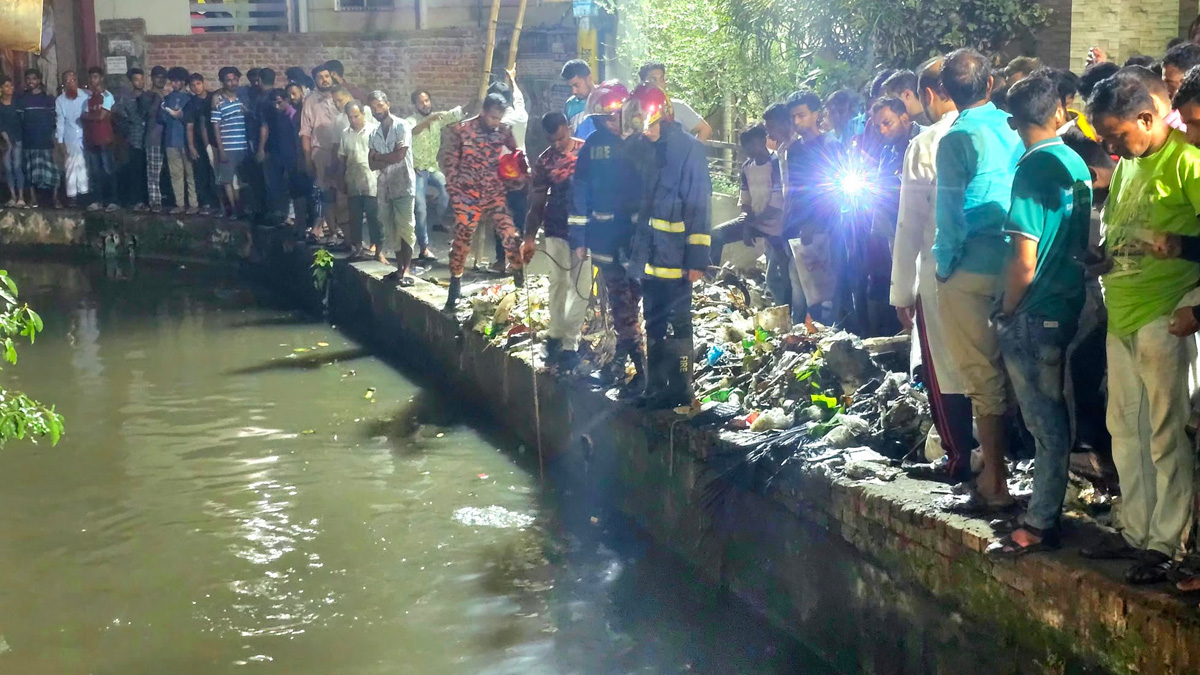 মা-দাদীসহ খালে পড়ে গেলো রিকশা, নিখোঁজ শিশু