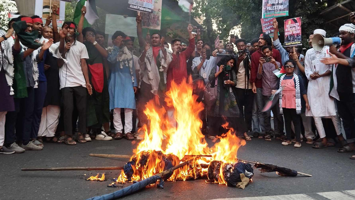 ঢাবিতে নেতানিয়াহু ও ট্রাম্পের কুশপুত্তলিকা দাহ