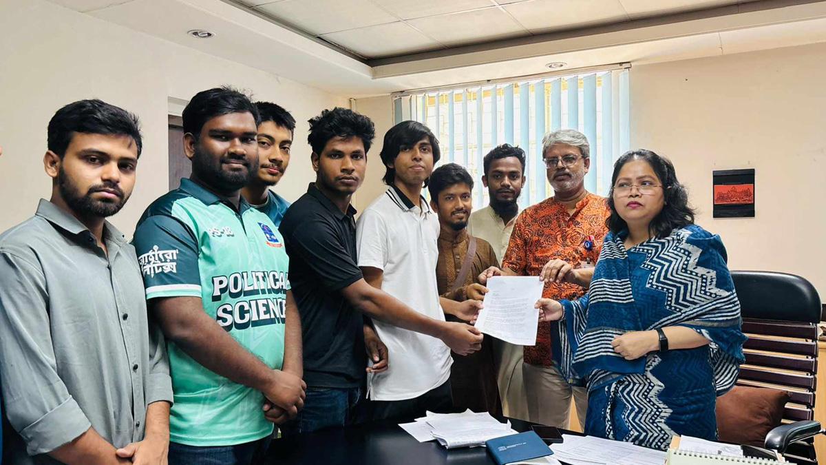 দ্রুত ডাকসু নির্বাচনের দাবিতে ঢাবি শিক্ষার্থীদের স্মারকলিপি প্রদান