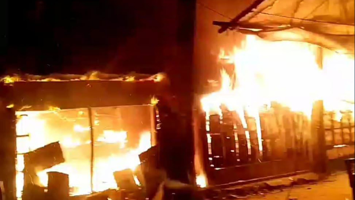 গাইবান্ধায় আগুনে পুড়ে ছাই ৩টি দোকান, ক্ষতি লক্ষাধিক টাকার