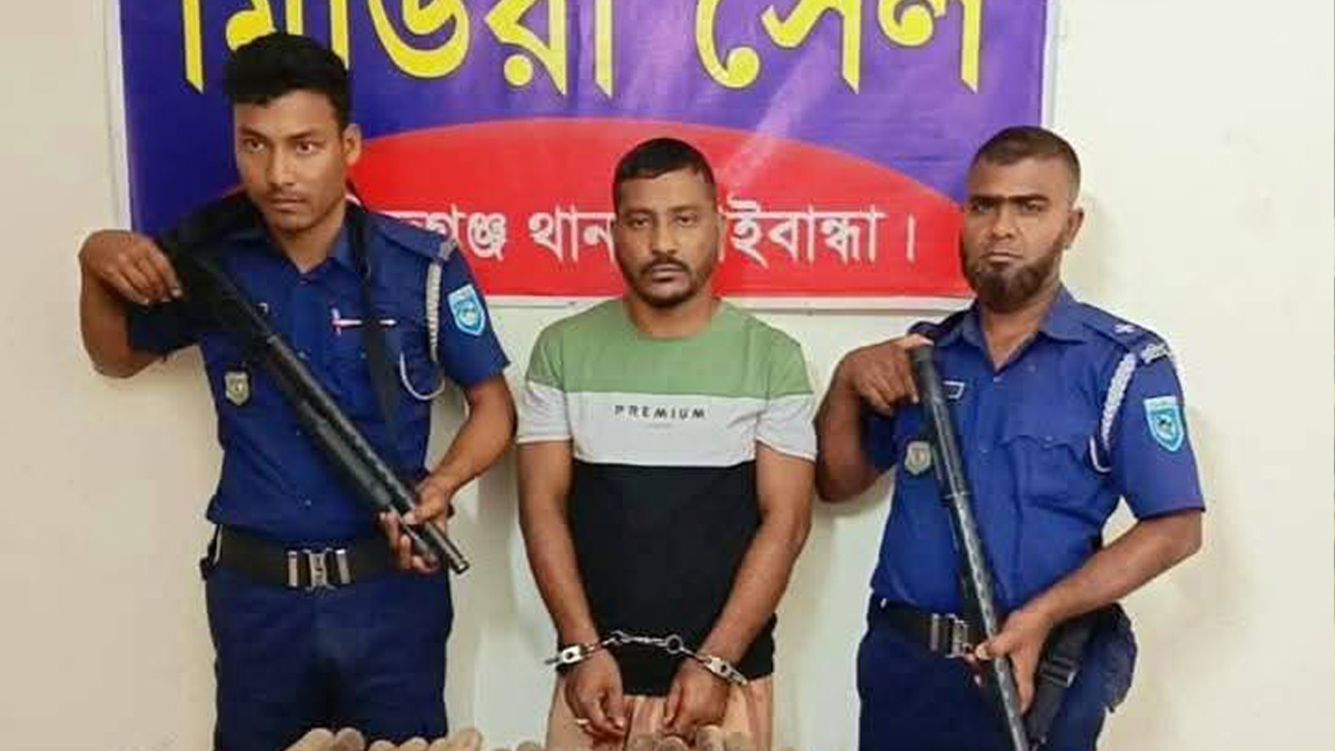 গাইবান্ধার গোবিন্দগঞ্জে বিপুল পরিমাণ মাদকসহ দেশীয় অস্ত্র উদ্ধার, আটক ১