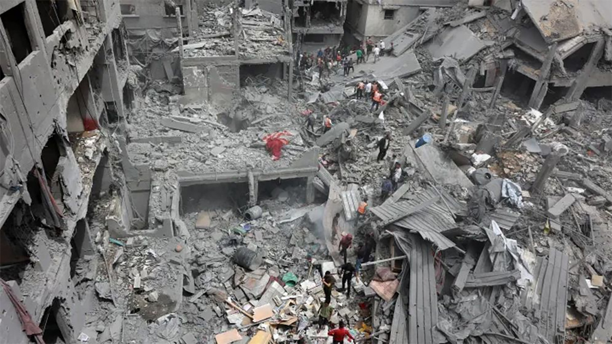 গাজায় আবাসিক ভবনে ইসরায়েলি বিমান হামলা, নিহত ৩৫