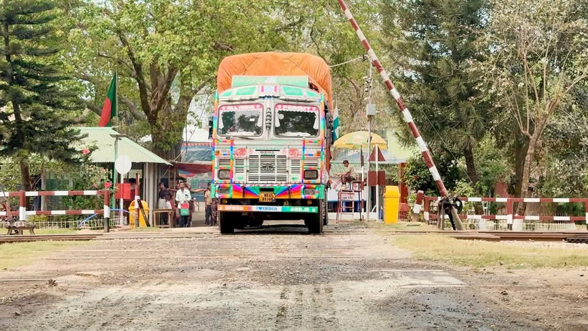 ঈদের ছুটি শেষে হিলি স্থলবন্দরের আমদানি রফতানি কার্যক্রম পুনরায় চালু