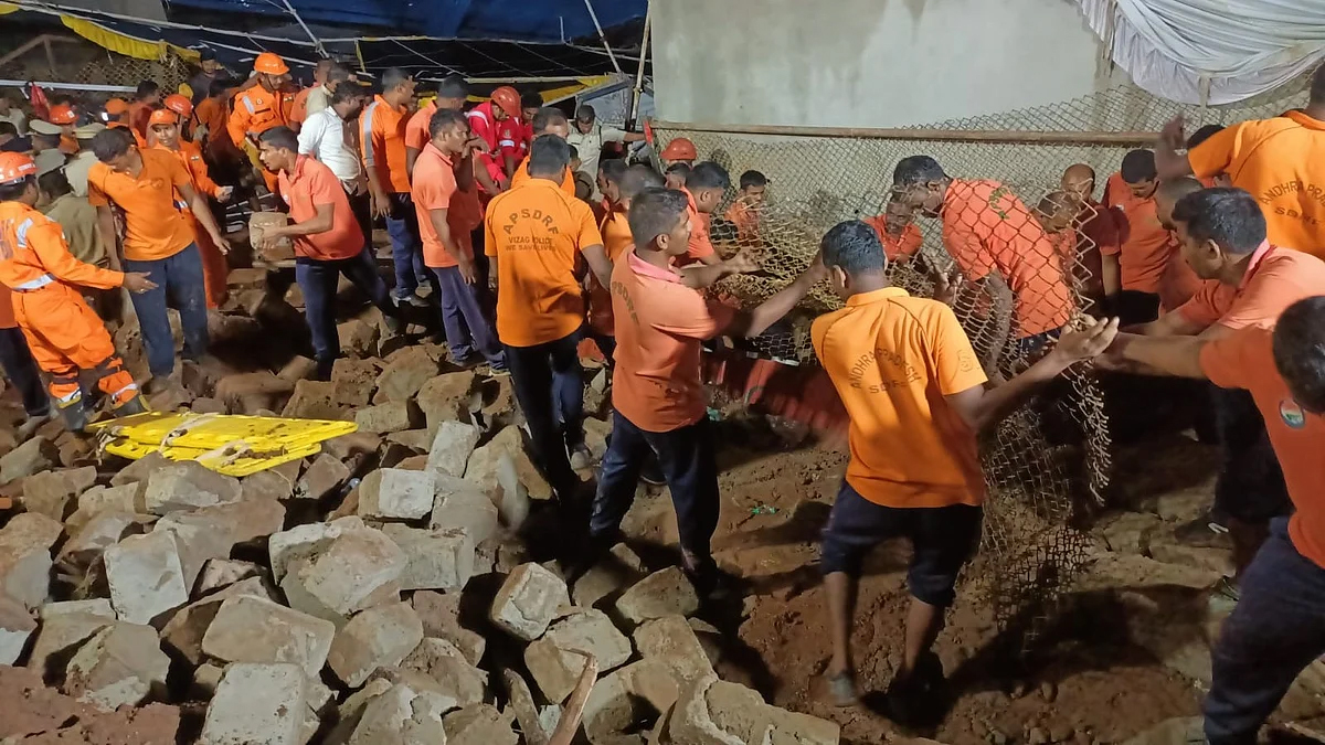 ভারতের অন্ধ্রপ্রদেশে মন্দিরের দেয়াল ধসে ৮ প্রাণহানি