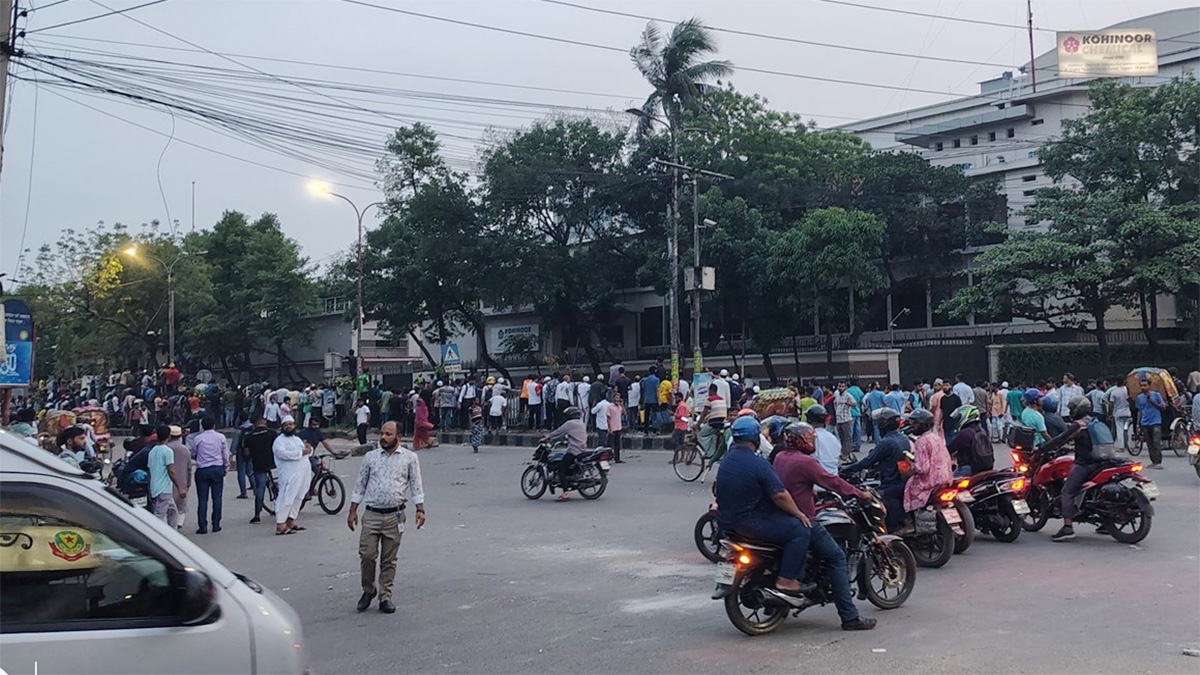 ৫ ঘণ্টা পর তেজগাঁওয়ের রাস্তা ছাড়লো বিক্ষুব্ধ শ্রমিকরা