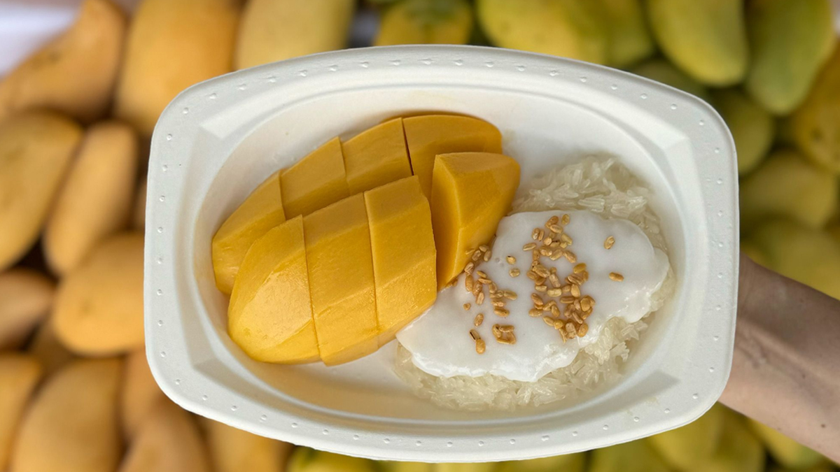 থাইল্যান্ডের জনপ্রিয় গ্রীষ্মকালীন খাবারগুলোর মধ্যে একটি ‘ম্যাঙ্গো স্টিকি রাইস’