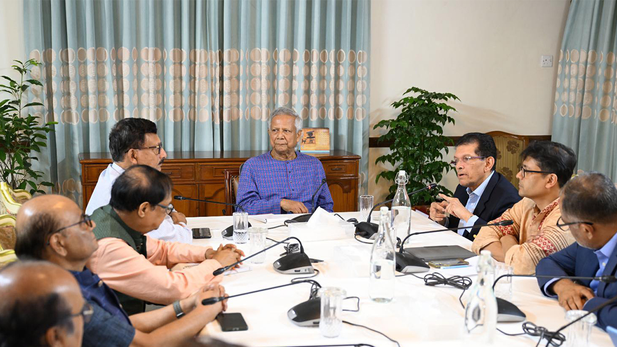 মার্কিন শুল্কারোপ নিয়ে জরুরি বৈঠকে বসেছেন প্রধান উপদেষ্টা