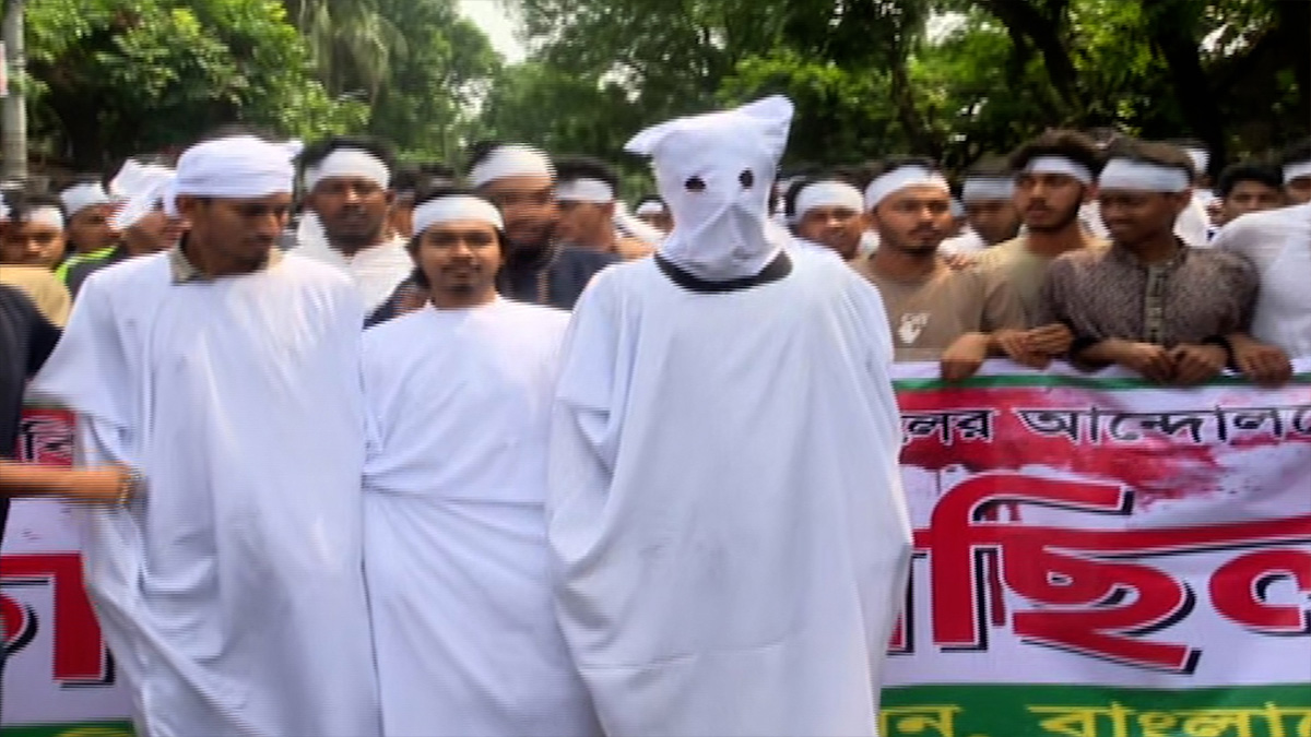 কাফনের কাপড় মাথায় বেঁধে কারিগরি শিক্ষার্থীদের মিছিল