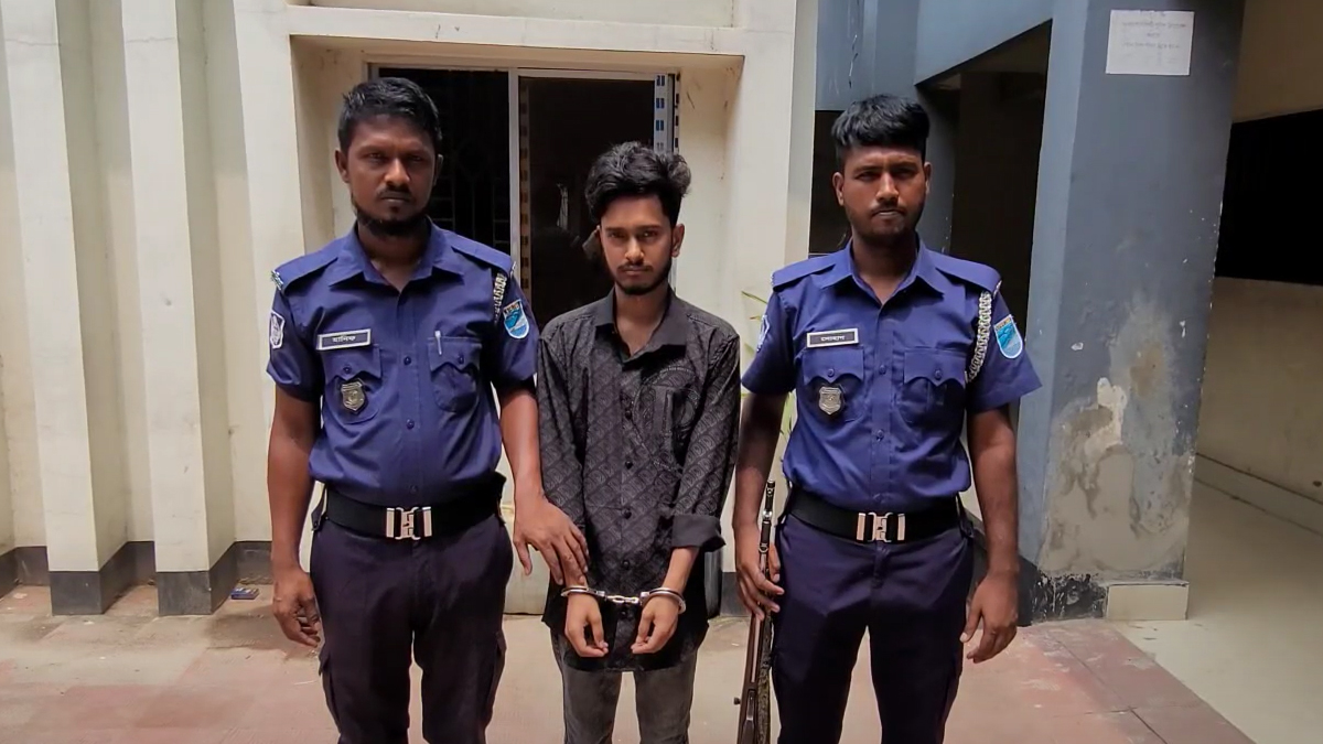 রূপগঞ্জে স্ত্রীর মরদেহ রাস্তায় ফেলে পালানোর চেষ্টা, স্বামী-শ্বাশুড়ি আটক