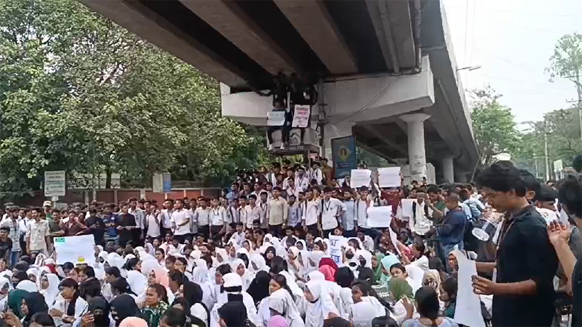 তেজগাঁওয়ে পলিটেকনিক শিক্ষার্থীদের সড়ক অবরোধ, যান চলাচল বন্ধ