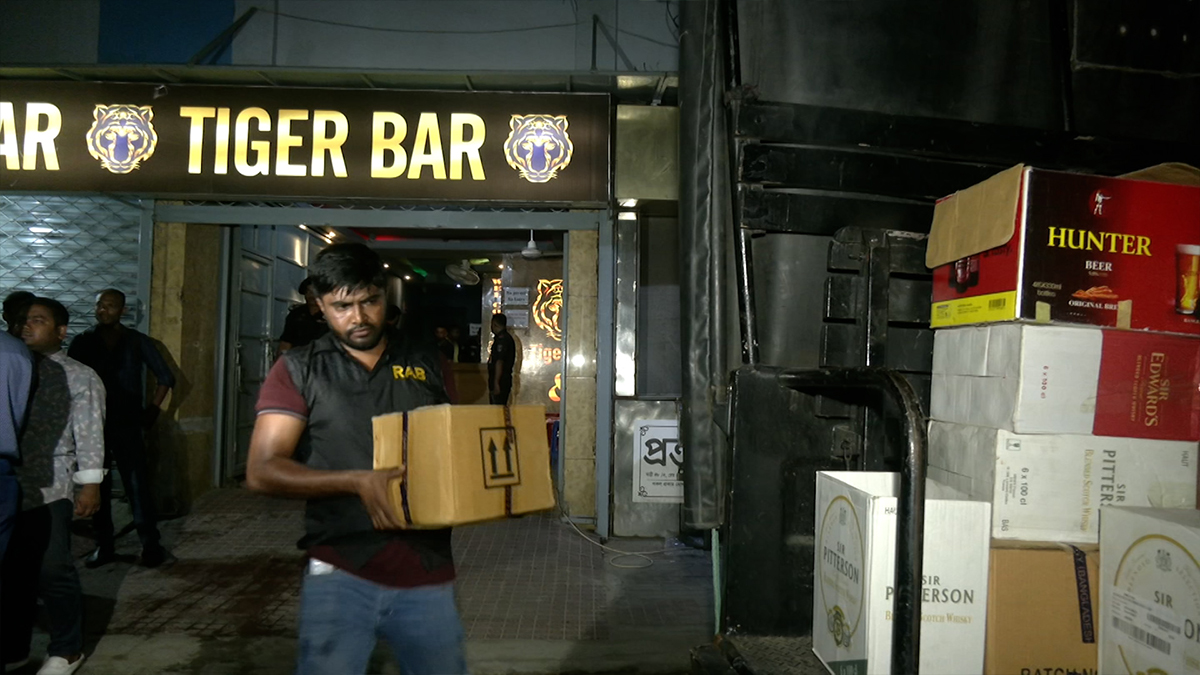 আব্দুল্লাহপুরে বারে অভিযান, বিপুল পরিমাণ দেশি-বিদেশি মদসহ আটক ৪