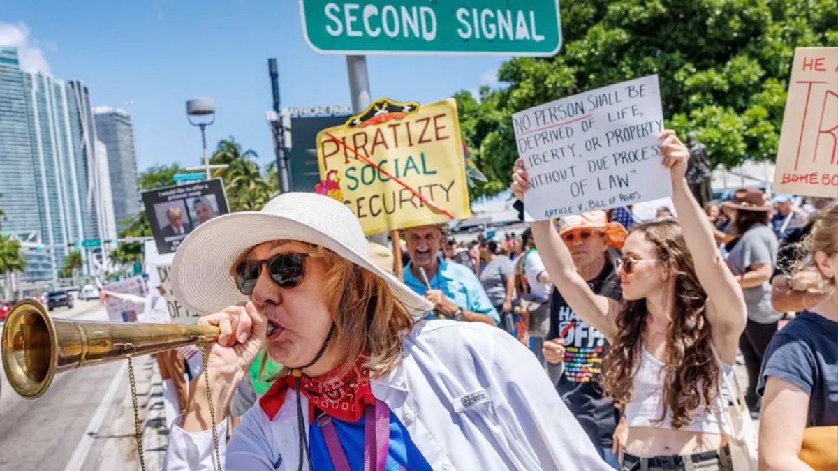 আবারও ট্রাম্পবিরোধী বিক্ষোভে উত্তাল যুক্তরাষ্ট্র