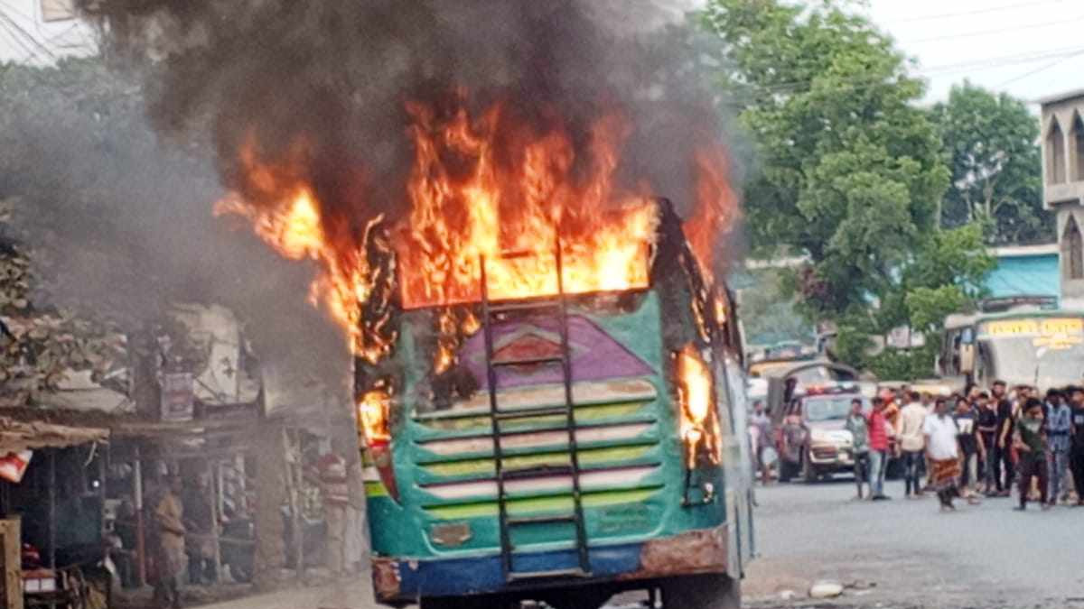 যশোরে সড়ক দুর্ঘটনায় বাবা-মেয়ে নিহত, বাসে আগুন